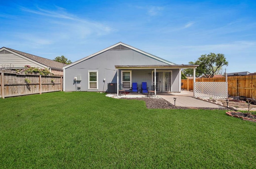 4250 Sun Mdw Dr, Houston TX  77072-1452 exterior