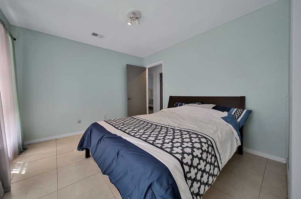 4250 Sun Mdw Dr, Houston TX  77072-1452 exterior