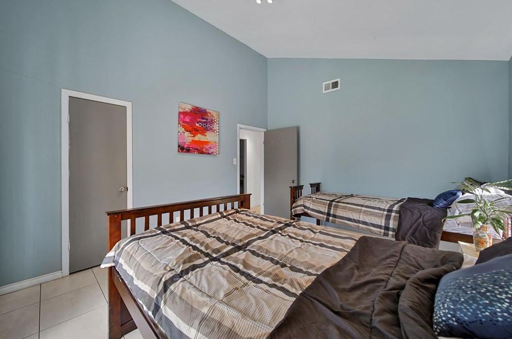 4250 Sun Mdw Dr, Houston TX  77072-1452 exterior