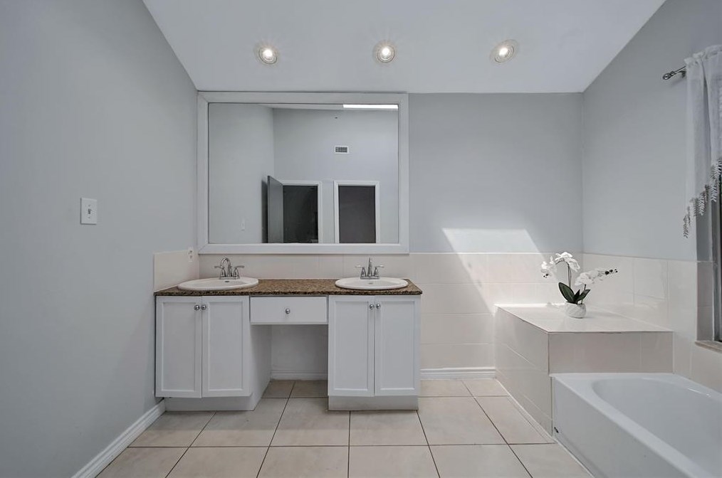 4250 Sun Mdw Dr, Houston TX  77072-1452 exterior