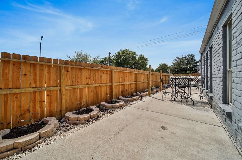 4250 Sun Mdw Dr, Houston TX  77072-1452 exterior