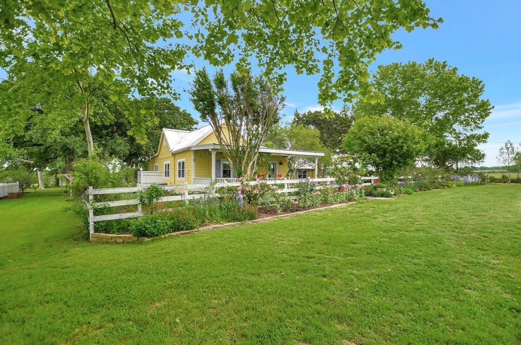 3100 Trails End Ln, Brenham TX  77833-1168 exterior