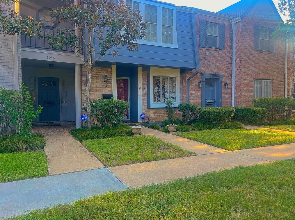 1257 Country Place Dr, Houston, TX 77079-3123