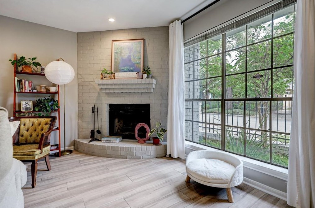 606 Welch, Houston TX  77006-1307 exterior