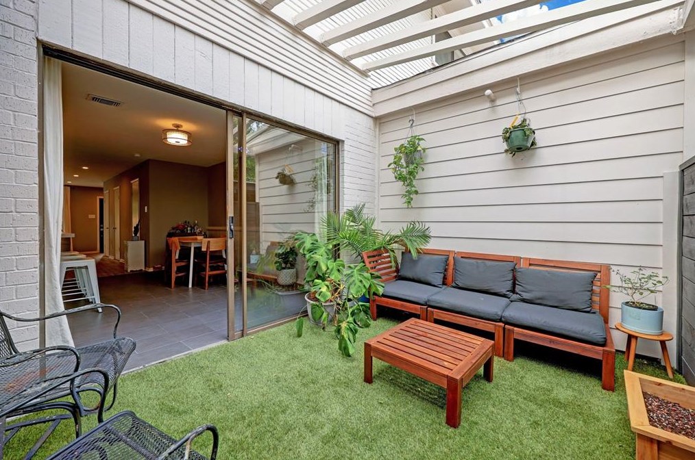 606 Welch, Houston TX  77006-1307 exterior