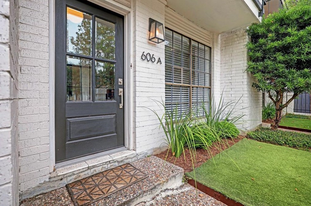 606 Welch, Houston TX  77006-1307 exterior