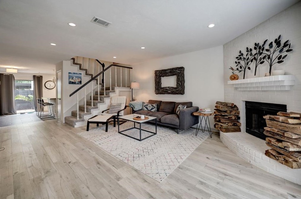 606 Welch, Houston TX  77006-1307 exterior