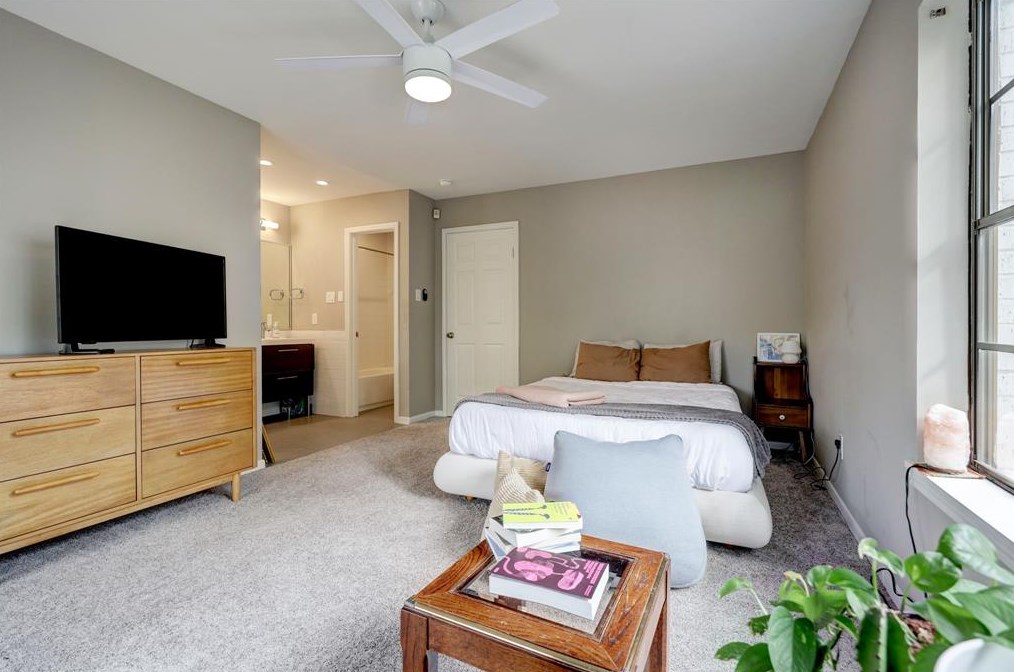 606 Welch, Houston TX  77006-1307 exterior