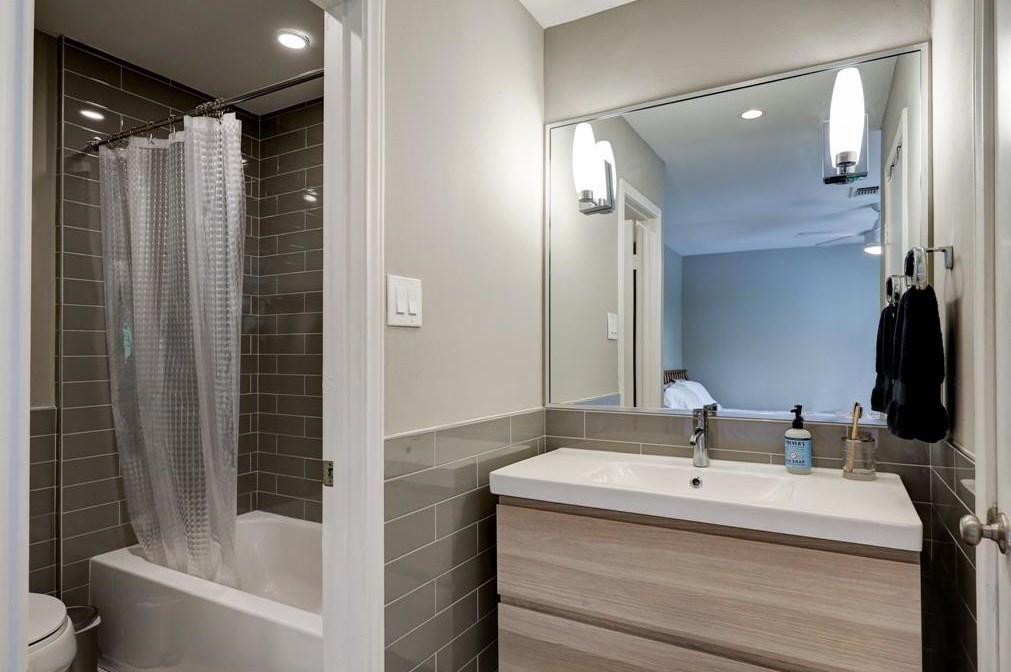 606 Welch, Houston TX  77006-1307 exterior