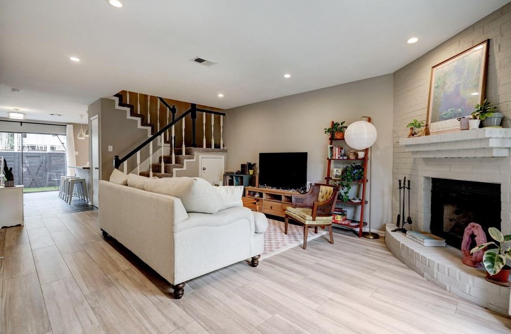 606 Welch, Houston TX  77006-1307 exterior