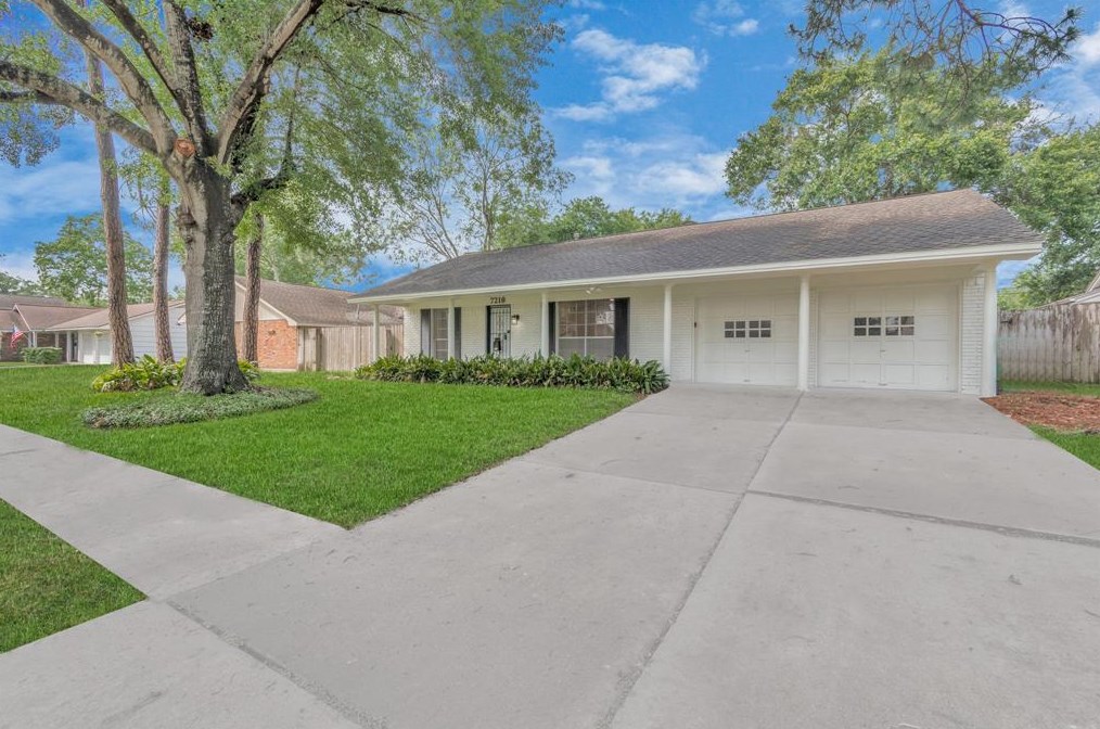 7210 Lugary Dr, Houston TX  77036-5734 exterior
