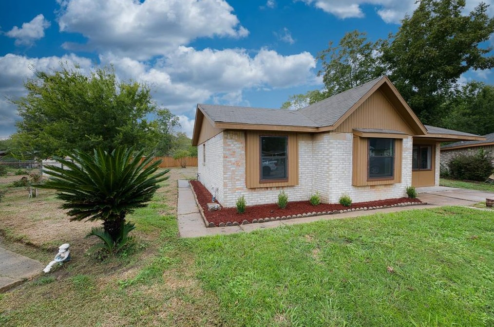 10902 Mosscrest Dr, Houston, TX 77048