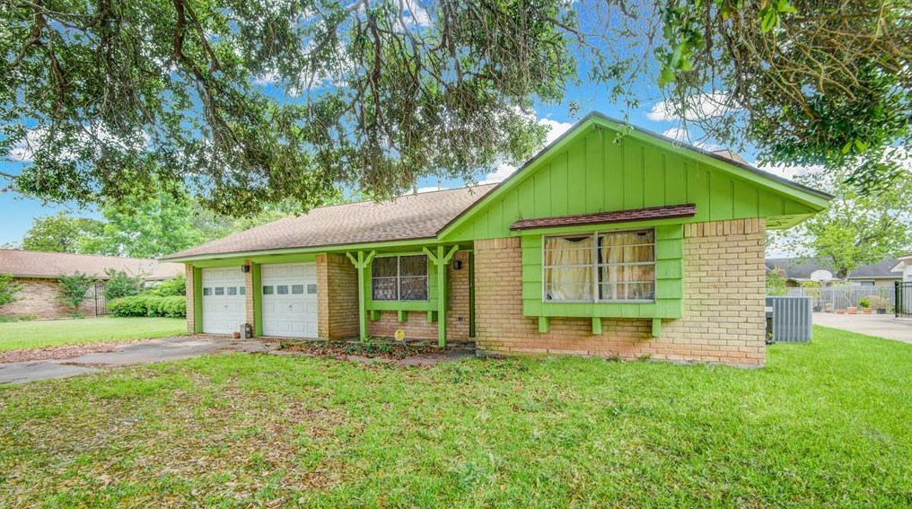 130 Tamarisk Trl, Richwood, TX 77566-4102