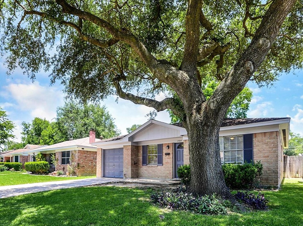 1704 5th St, Baytown, TX 77520-3118