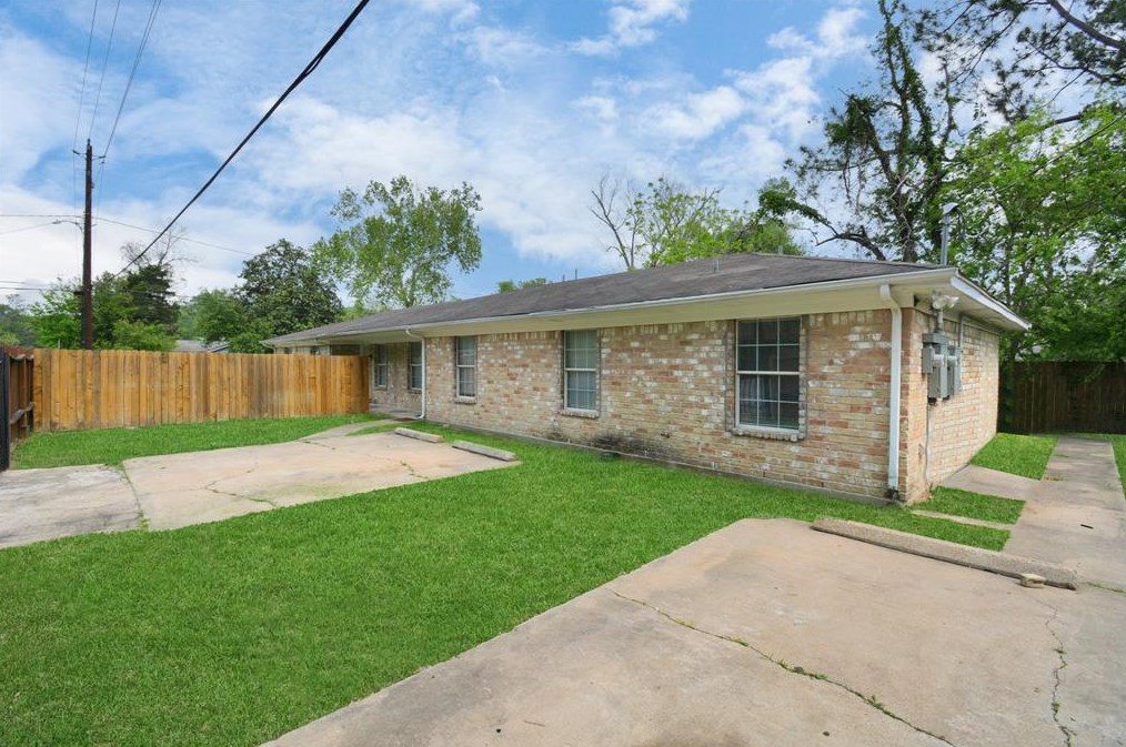 8622 Elbert St #b, Houston, TX 77028