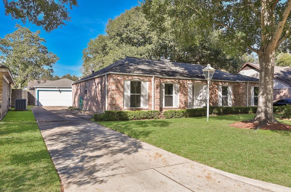 13902 Oakwood Ln, Sugar Land, TX 77498