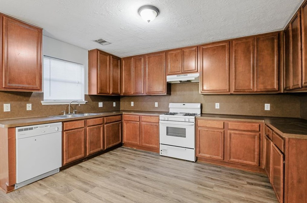 8003 Sanders Glen Ln, Humble, TX 77338