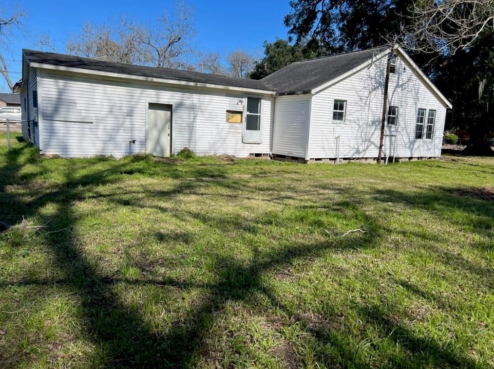 617 E Bernard St, West Columbia, TX 77486