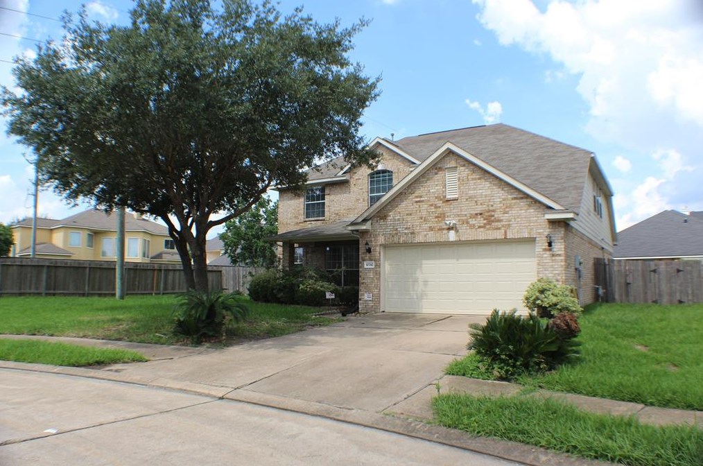 10742 White Bridge Ln, Sugar Land, TX 77498