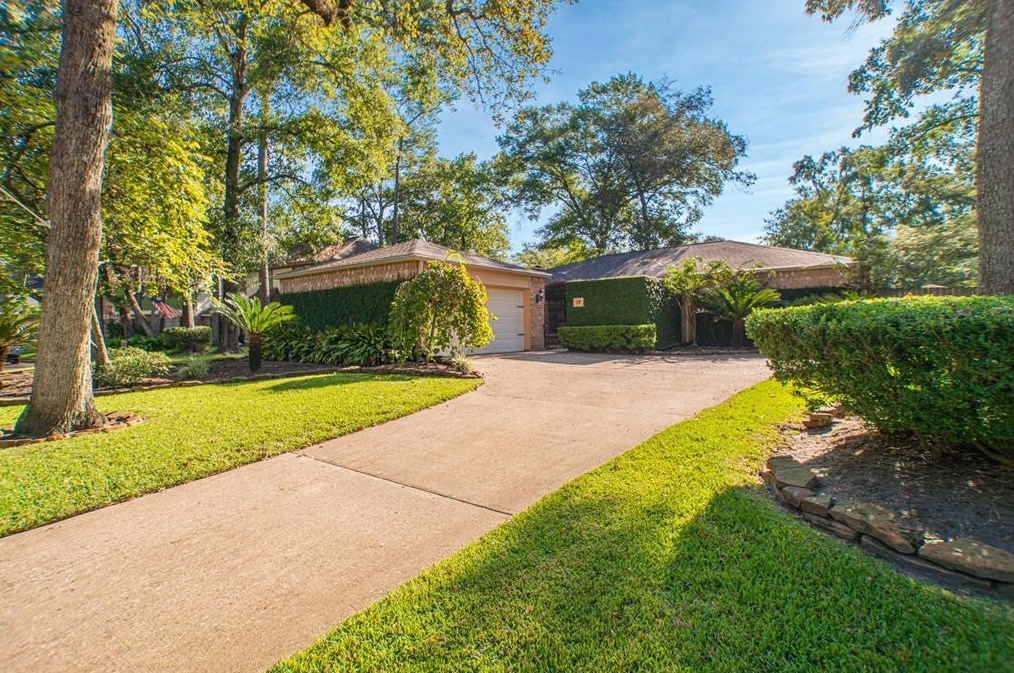 19 Lancelot Ln, Conroe, TX 77304