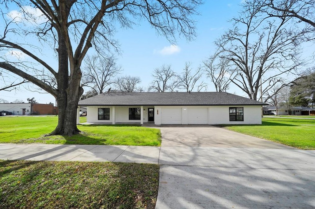 1419 Farr St, Waller, TX 77484-8523