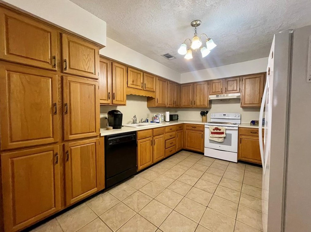 513 Riggs St, Brenham, TX 77833-2774