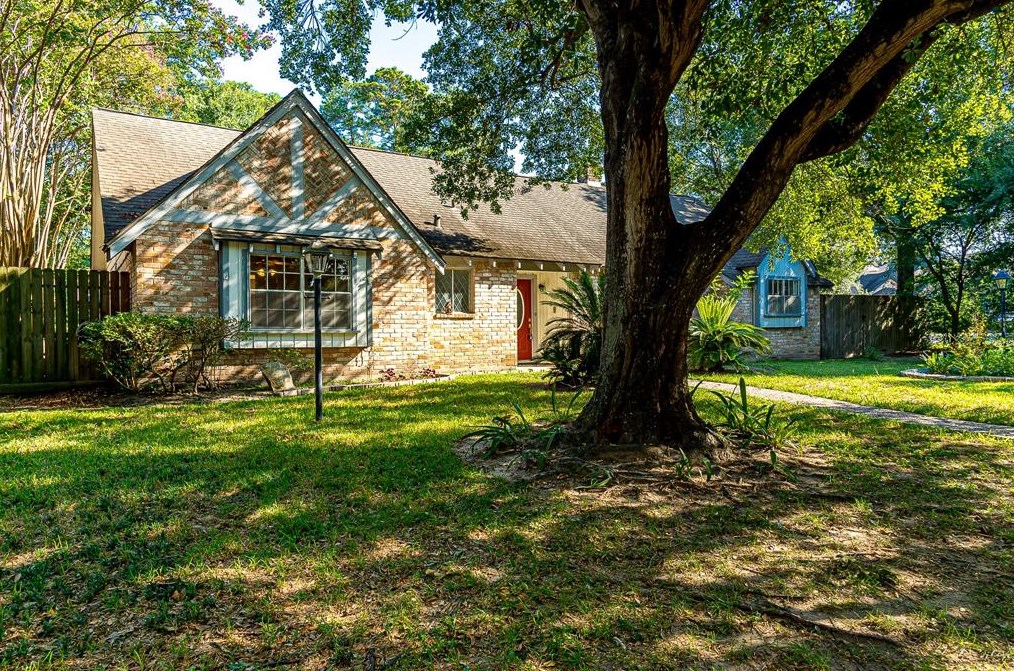 8102 Devonwood Ln, Houston, TX 77070-3638