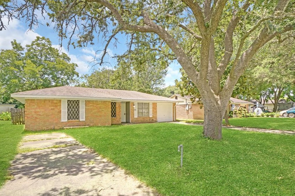 2425 Florence St, La Marque, TX 77568