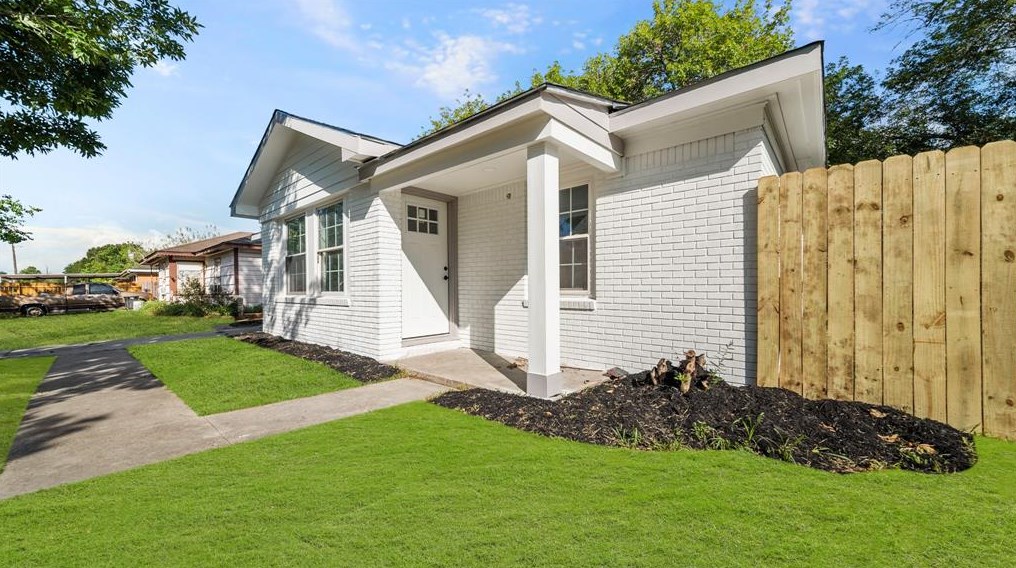 900 Largo St, Baytown, TX 77520-3235