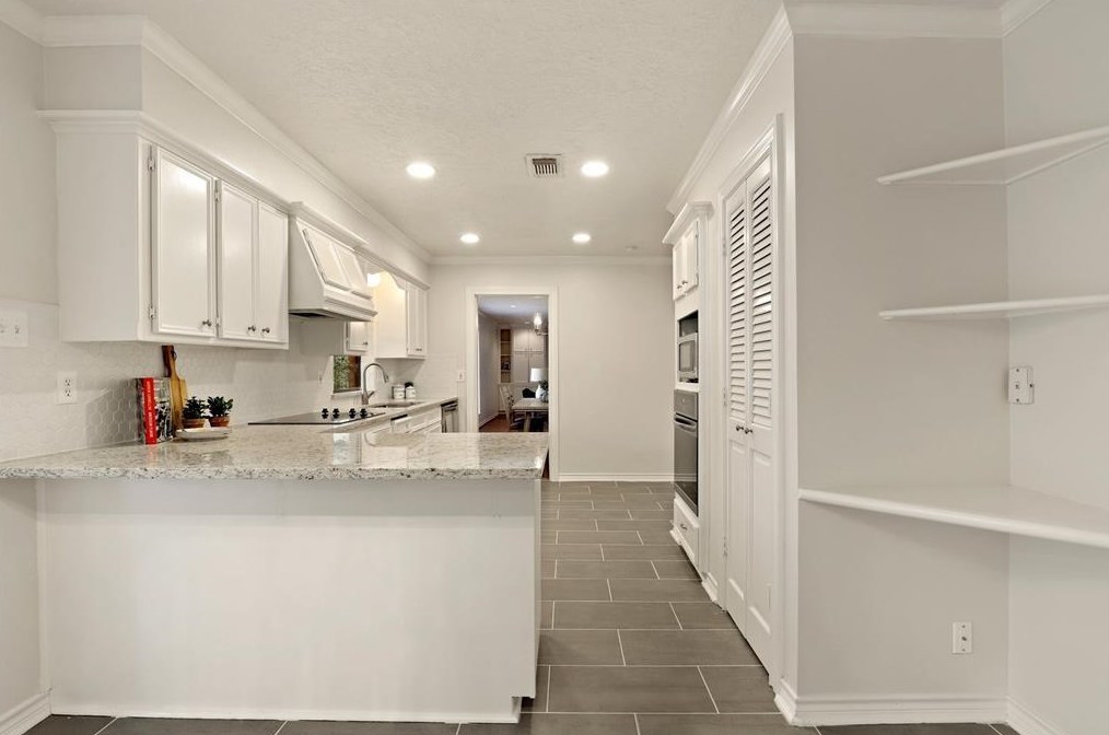 10322 Chevy Chase Dr, Houston TX  77042-2446 exterior