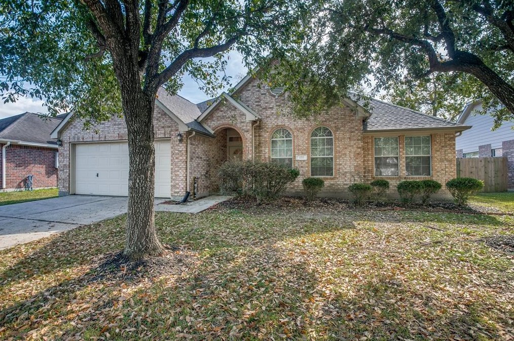 222 Almond Dr, Baytown, TX 77520-1726