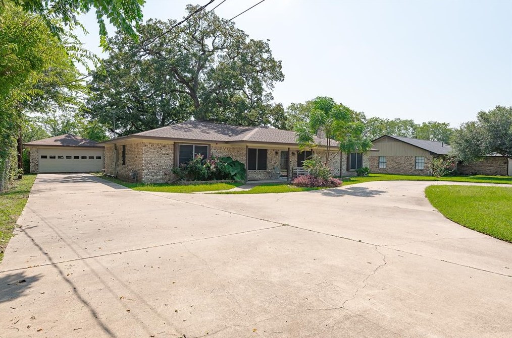 606 Mciver St, Connor, TX 77864-3270