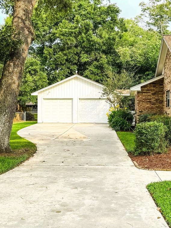 319 Linden Ln, Richwood, TX 77566-4209