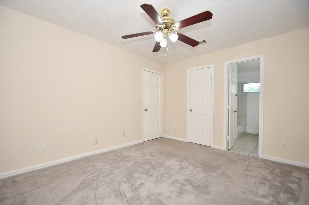 9438 Fairland Dr, Houston TX  77051-3119 exterior
