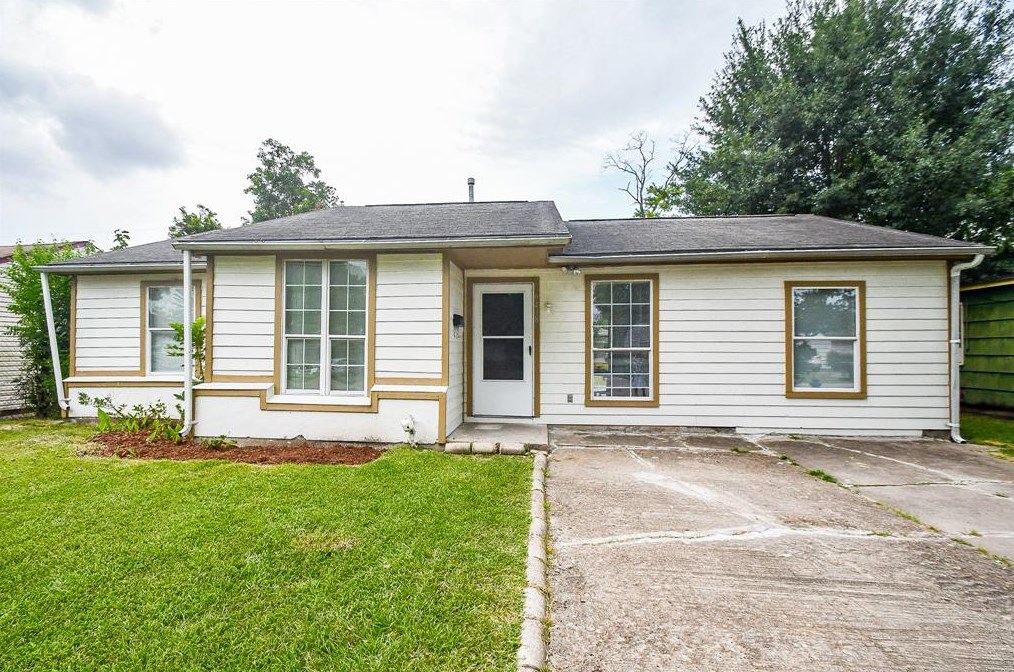 9438 Fairland Dr, Houston, TX 77051-3117