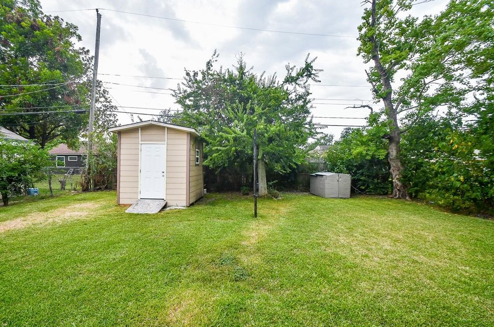 9438 Fairland Dr, Houston TX  77051-3119 exterior