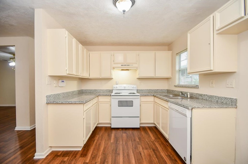 9438 Fairland Dr, Houston TX  77051-3119 exterior