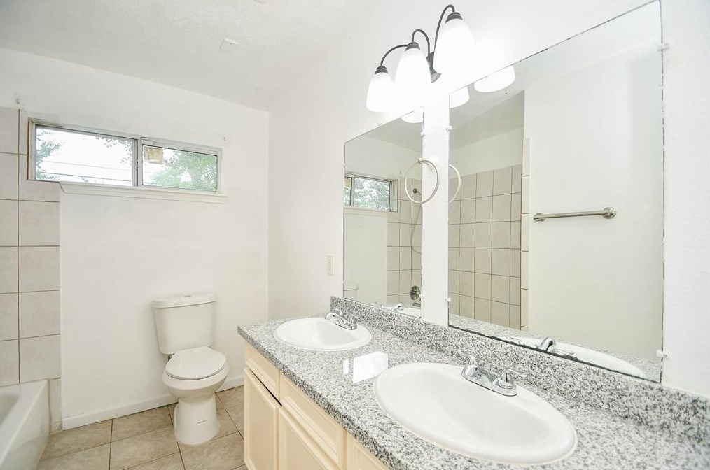 9438 Fairland Dr, Houston TX  77051-3119 exterior