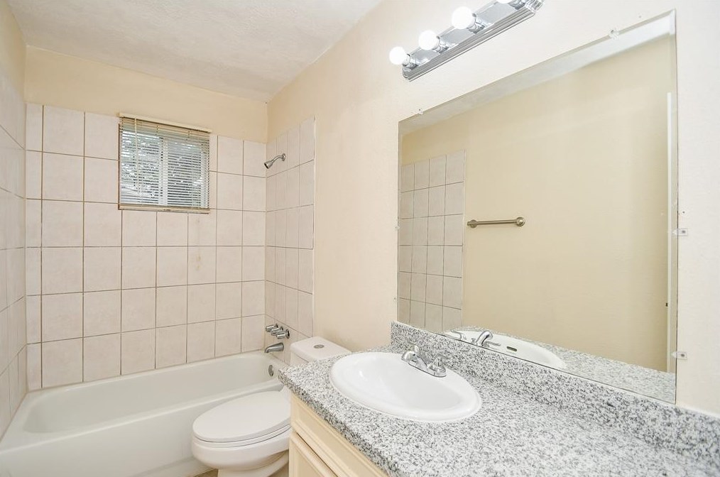 9438 Fairland Dr, Houston TX  77051-3119 exterior