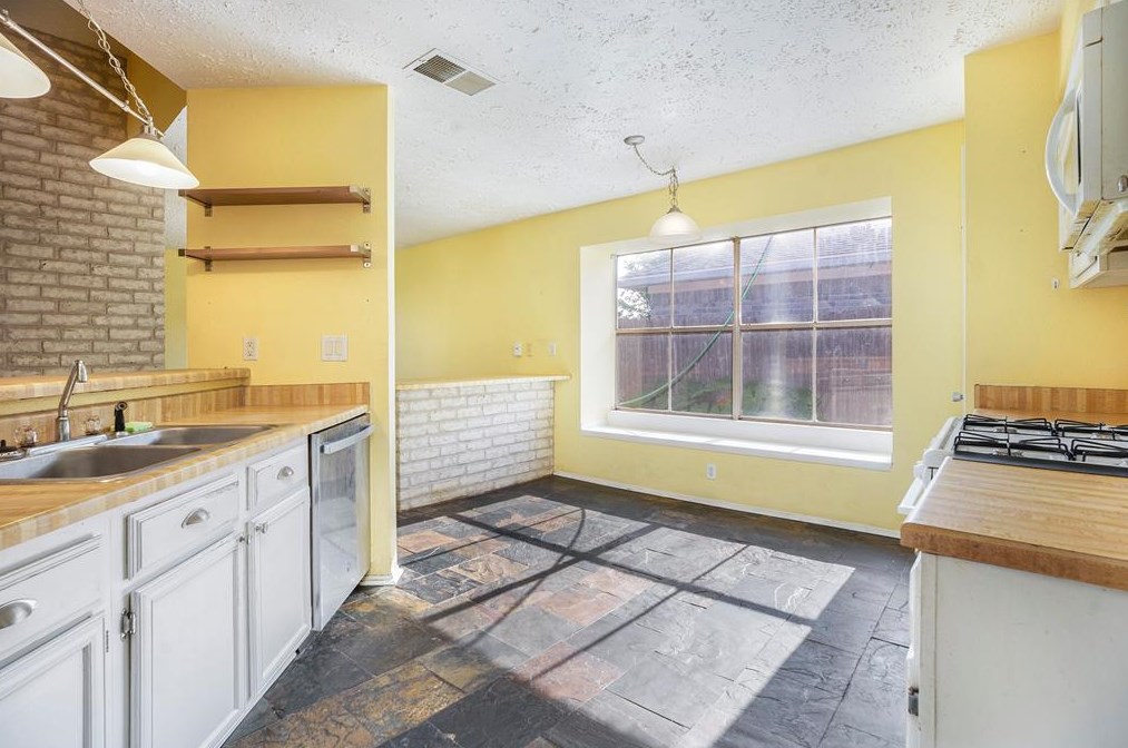 419 Capehill, Houston TX  77598-2611 exterior