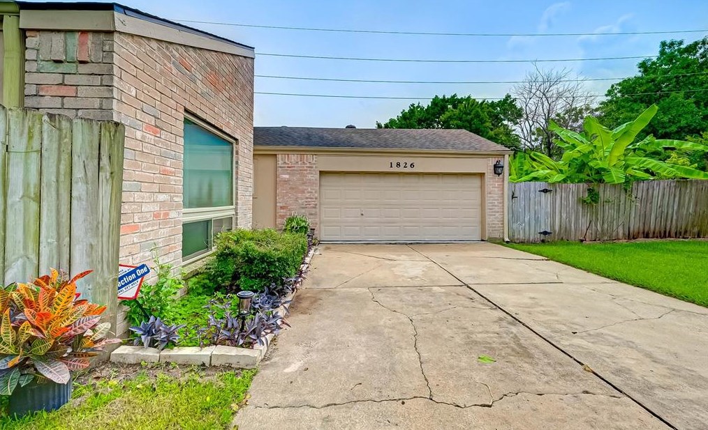 1826 Meadowlocke Ln, Sugar Land TX  77478-4134 exterior