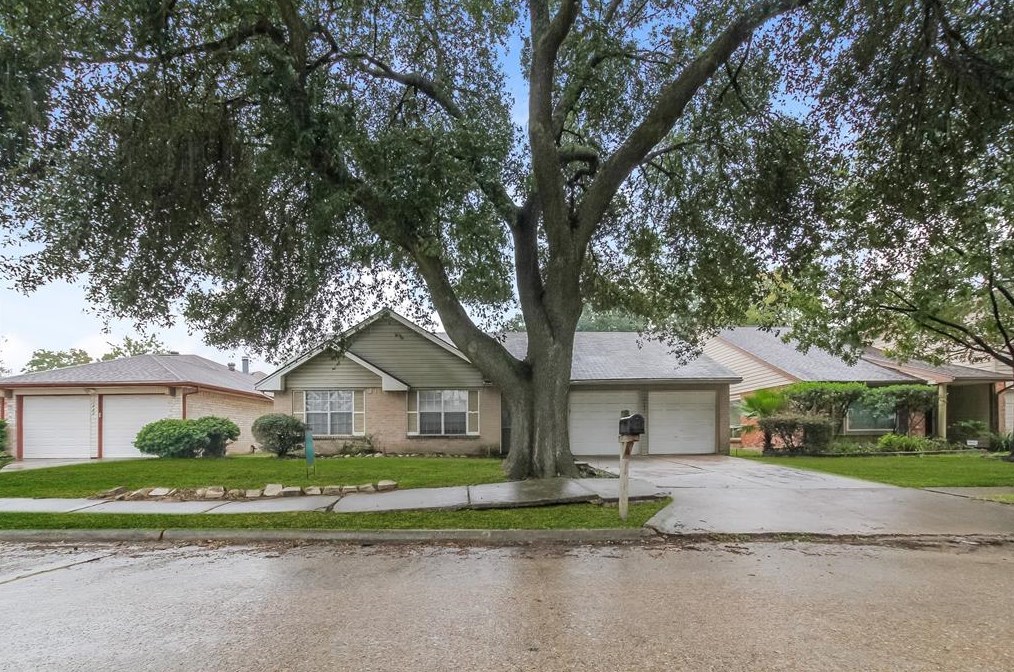 11431 Stoughton Dr, Houston, TX 77066