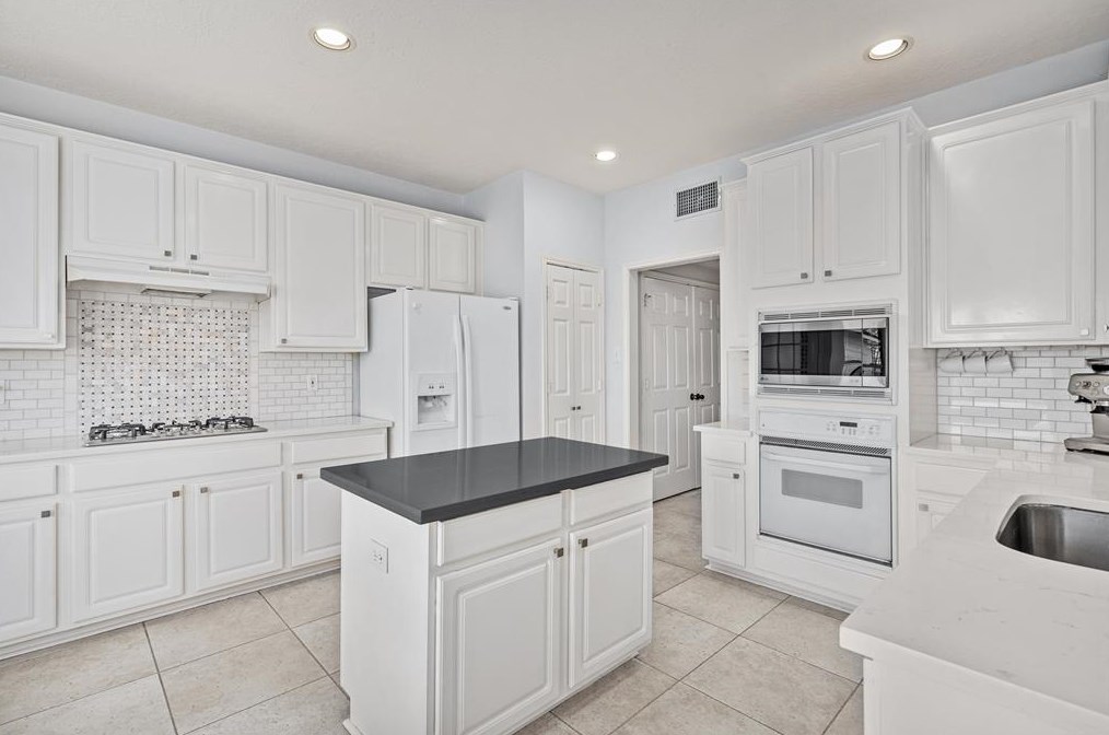 3503 Almond Crk Dr, Houston TX  77059-2819 exterior