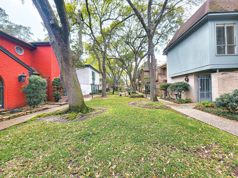 12 Kings Row, Houston, TX 77069