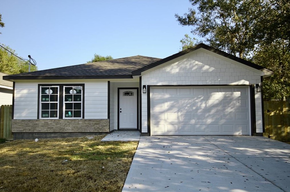 1708 W Lang St, Alvin, TX 77511