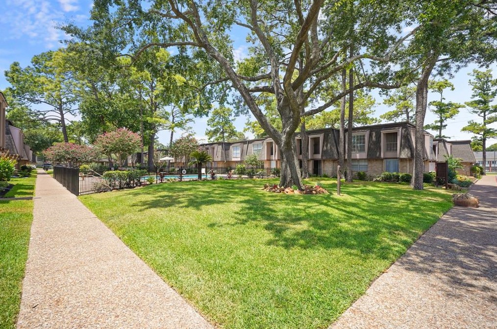 12633 Memorial Dr, Houston TX  77024-4896 exterior