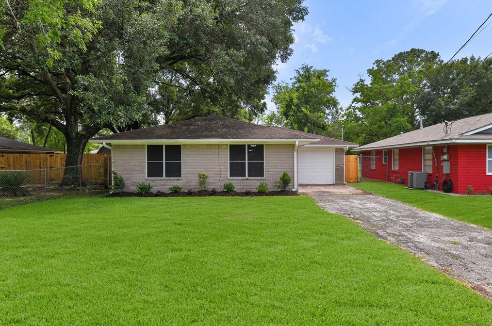 1819 Blum St, Alvin, TX 77511-5705