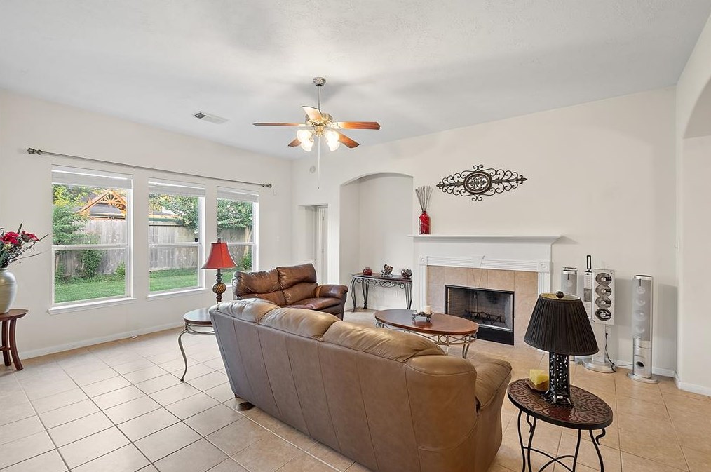 5211 Silver Oak Dr, Pasadena TX 77505-3075 exterior