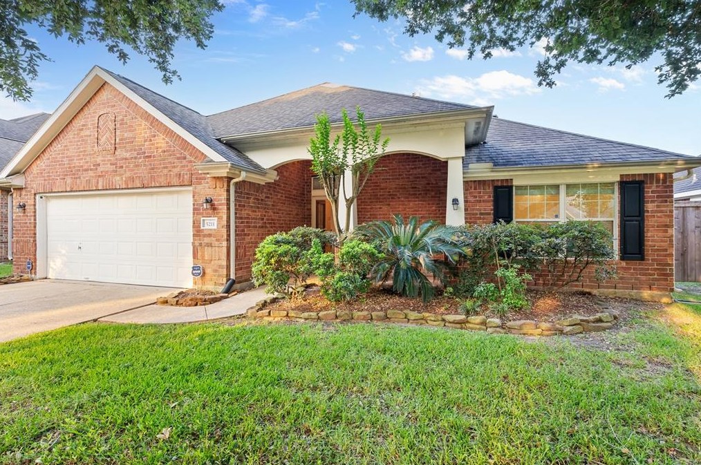 5211 Silver Oak Dr, Pasadena, TX 77505-3077