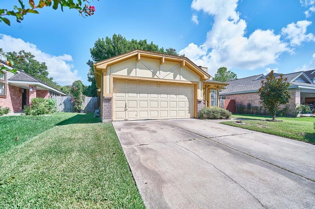 15526 Scenic Haven Dr, Houston, TX 77083-5494